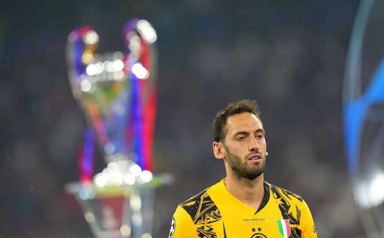 国米0-2爆冷出局，劳塔罗指责队友恰尔汗奥卢